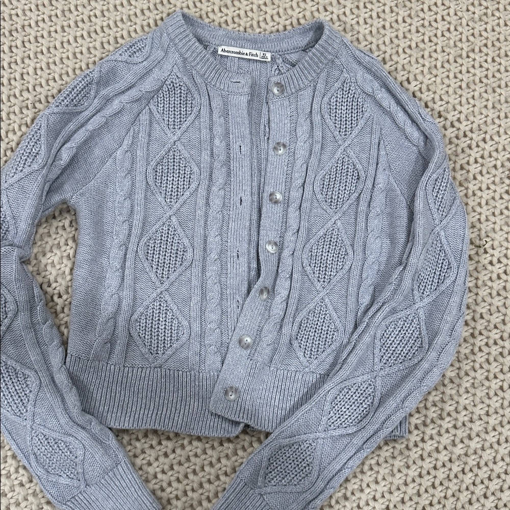 Cable-Knit Shrunken Crew Cardigan - Light Gray